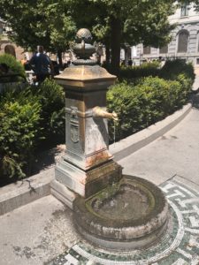 fontanna miejska w Mediolanie z płynącą wodą