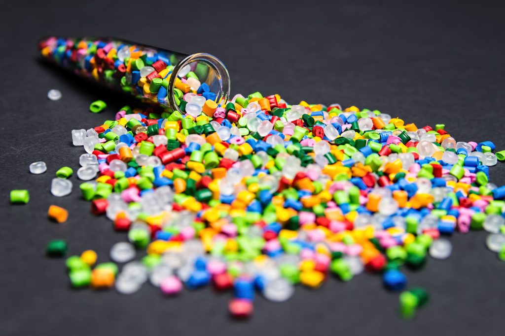 kolorowe koraliki z biopolimerów wysypane z próbówki