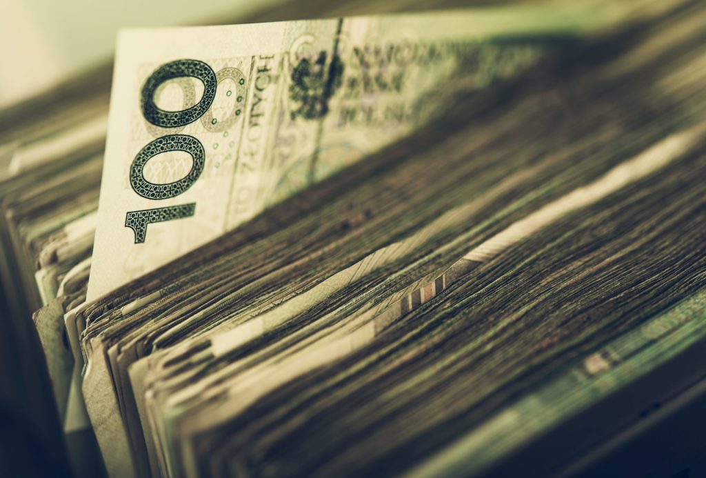 plik banknotów stuzłotowych - symbol kwestii związanych z kosztem usług tłumaczeniowych