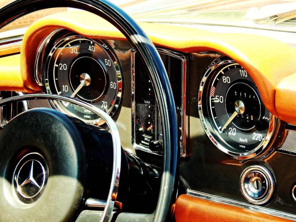 wykadrowana deska rozdzielcza starego luksusowego samochodu