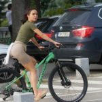 kobieta jedzie na rowerze w mieście