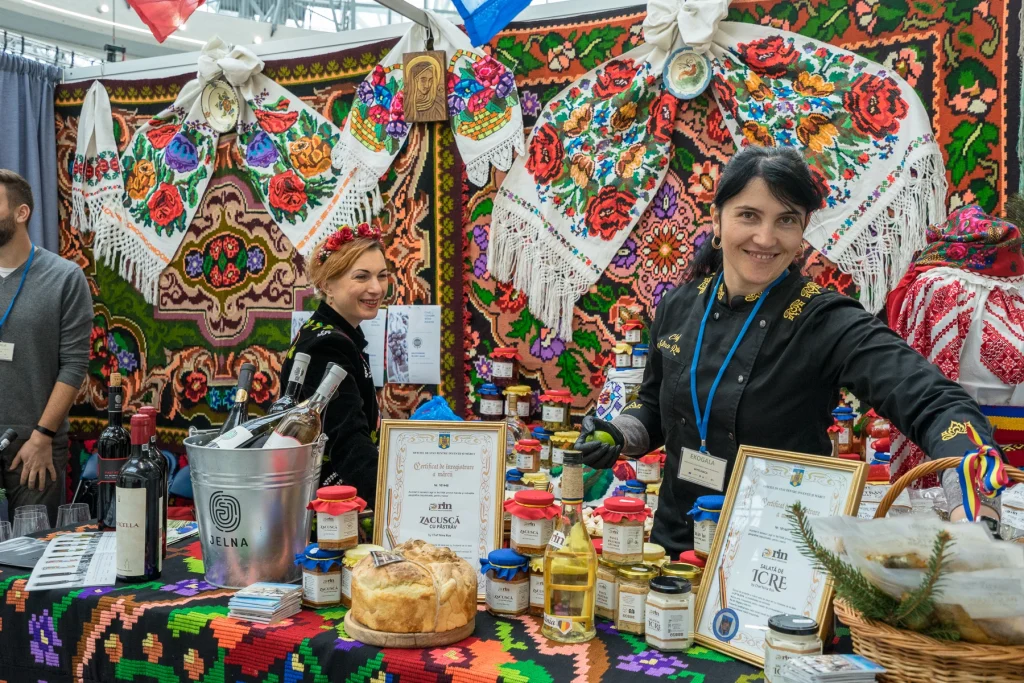 due donne in uno stand pieno di prodotti alimentari, durante EKOGALA, fiera alimentare a Rzeszow Resovia in Polonia,