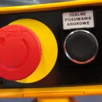piccola pulsantiera con fungo di emergenza e pulsante di comando, elemento che necessita localizzazione software in polacco