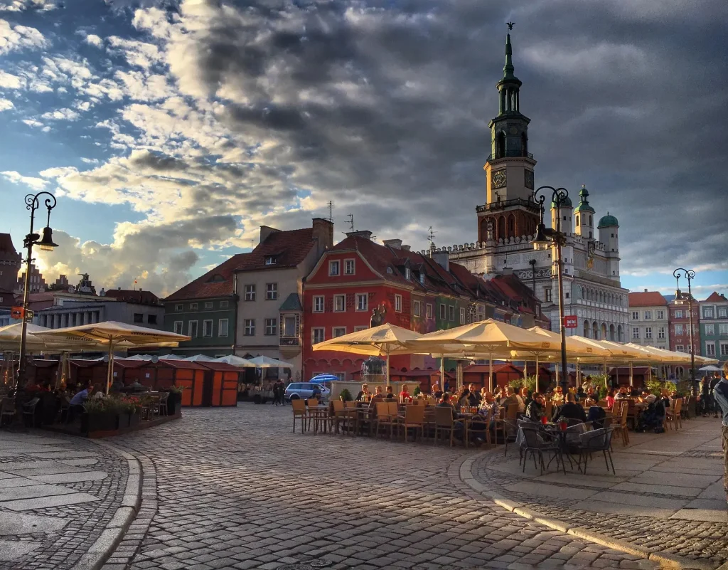 piazza centrale a Poznan, città in Polonia