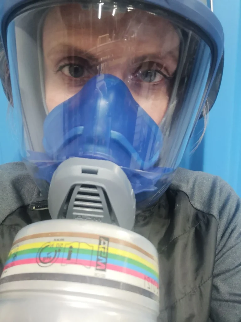 traduttore interprete dal polacco con una maschera gas durante un interpretariato tecnico in Polonia
