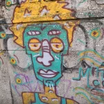twarz graffiti na ścianie budynku w Mediolanie, scena z życia tłumacza