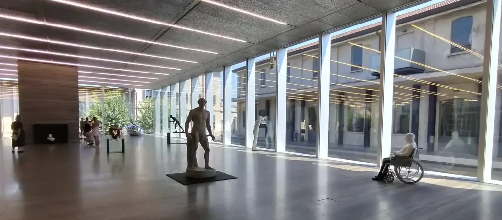 Sala espositiva con svariate sculture che rappresentano il corpo umano