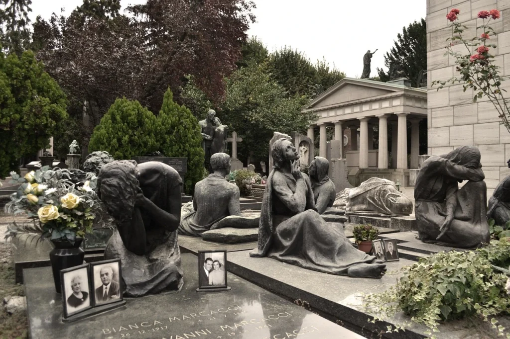 Nagrobki i figury nagrobne na cmentarzu Monumentale w Mediolanie