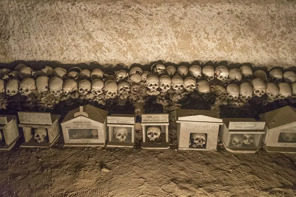 czaszki na cmentarzu Fontanelle w Neapolu umieszczone w tradycyjnych niszach dla anime pezzentelle