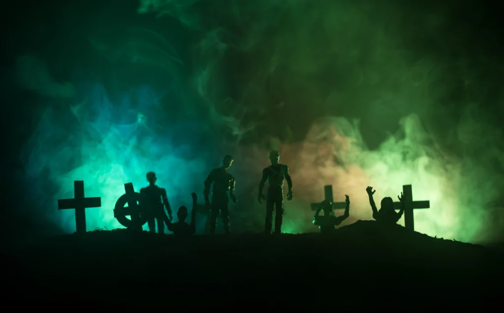 Przerażający widok zombie wychodzących z grobów, krzyże i opary, wizja strasznego Halloween