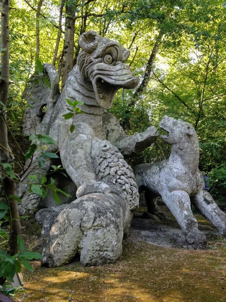 Kamienna rzeźba skrzydlatego smoka walczącego z dwiema bestiami