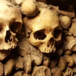 czaszki i kości w ossuarium w Neapol, symbolizujące anime pezzentelle