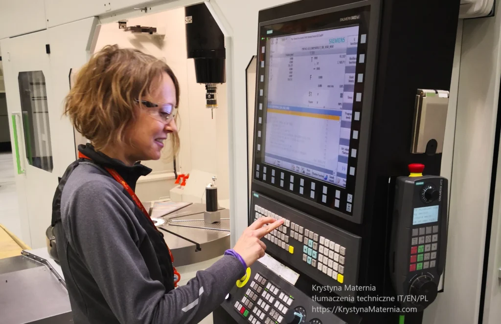 Tłumaczenie ustne włoski polski przy maszynie CNC. Autorka stoi przed panelem sterowania podczas technicznego szkolenia CNC