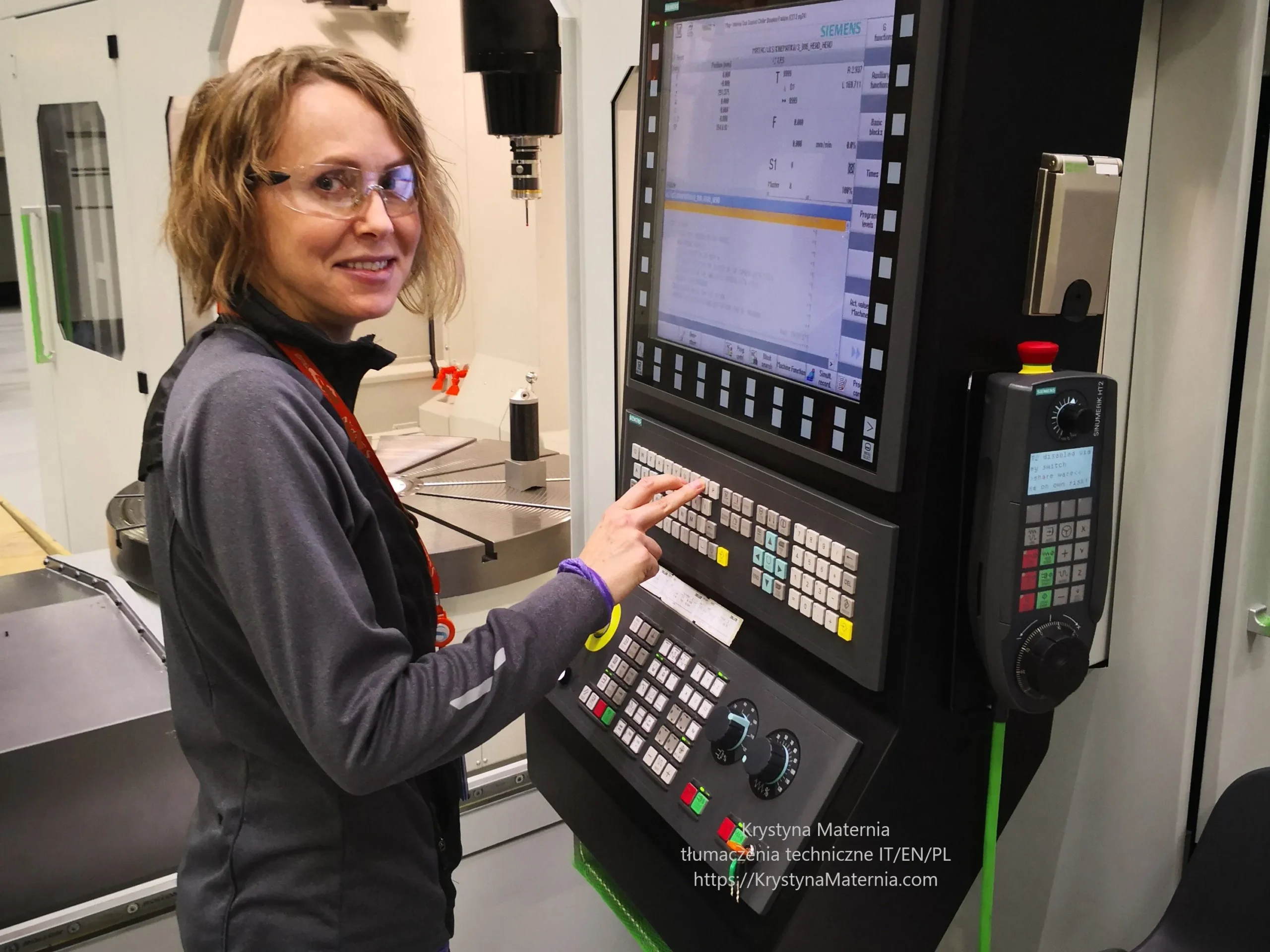 tłumacz techniczny języka włoskiego i angielskiego podczas szkolenia CNC w zakładzie przemysłowym