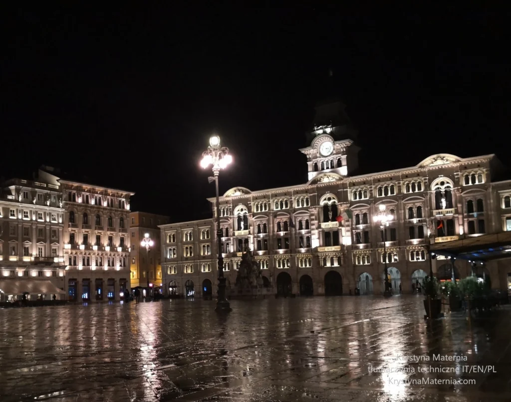 Plac Piazza Unita w Trieście nocą, zapalone latarnie i światła w oknach budynków