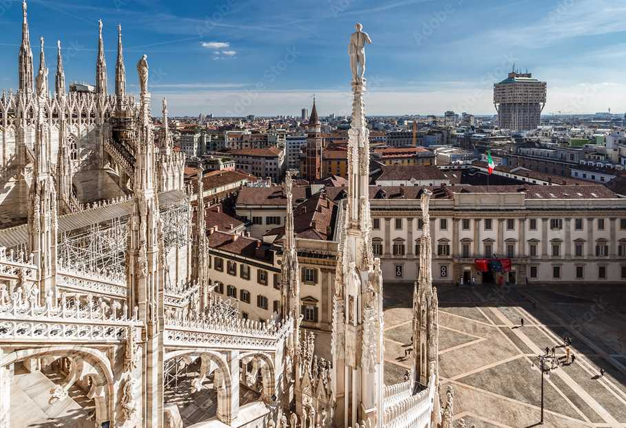 Panorama Mediolanu z góry, na pierwszym planie iglice katedry duomo, na drugim planie Zamek Królewski, w oddali wieża Torre Velasca