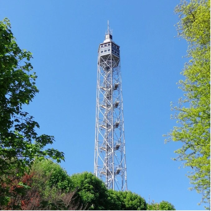 torre branka w parku sempione w mediolanie, na tle błękitnego nieba