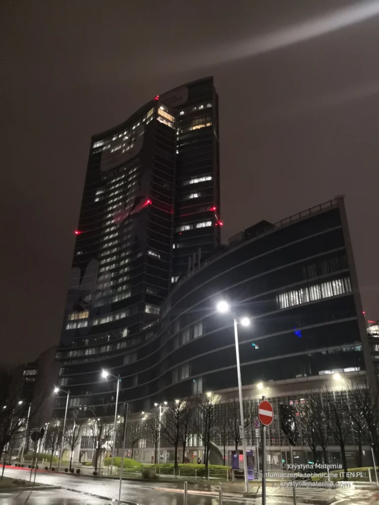 Nocny widok na budynek Palazzo Lombardia z siedzibą władz regionu.