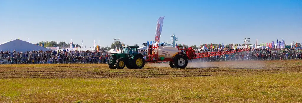 Dimostrazione di un trattore agricolo durante la fiera Agro Show di Bednary in Polonia