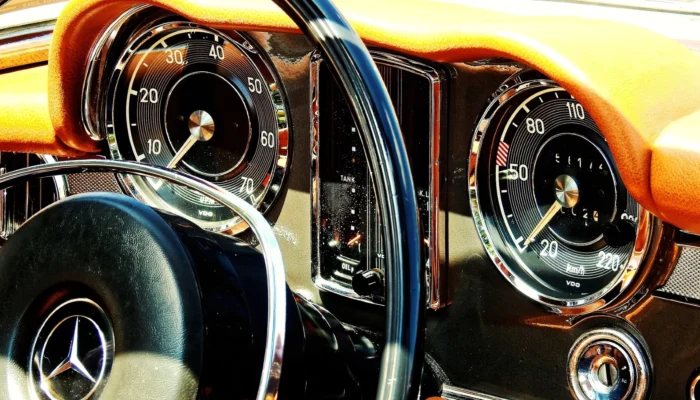 Obrazek wpisu - Limuzyny, lodówki i inne stwory. Czyli o tym, jak kontekst ratuje tłumaczenie.