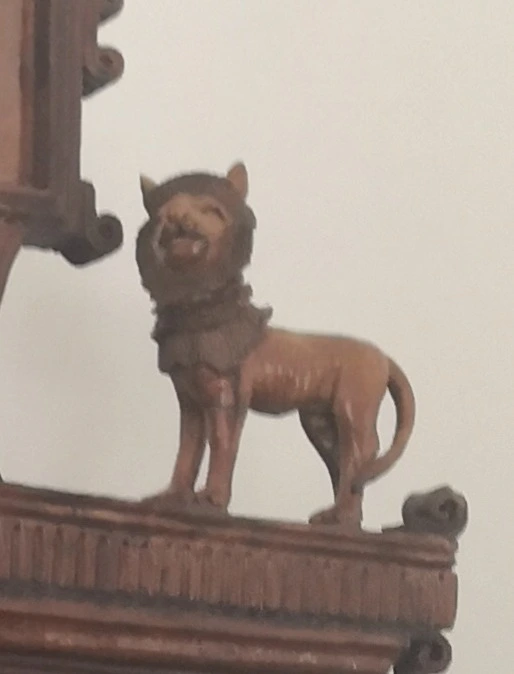 Lew z pieca Stefana Głowiaka - detal ceramiki ludowej, który zaskakuje i zachwyca, idealny dla osób szukających ciekawostek o sztuce ludowej.