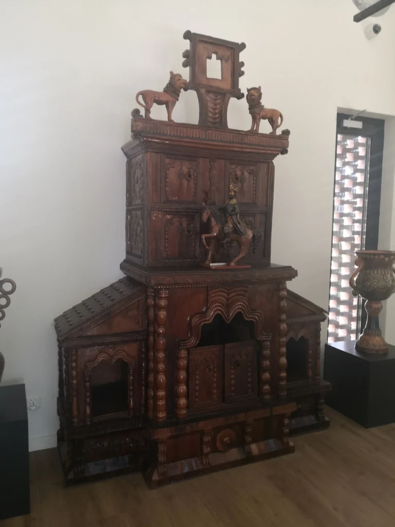 Piec ceramiczny Stefana Głowiaka z Medyni Głogowskiej ozdobiony dwoma lwami - wyjątkowy przykład polskiego rzemiosła i ciekawa historia dla miłośników sztuki ludowej.