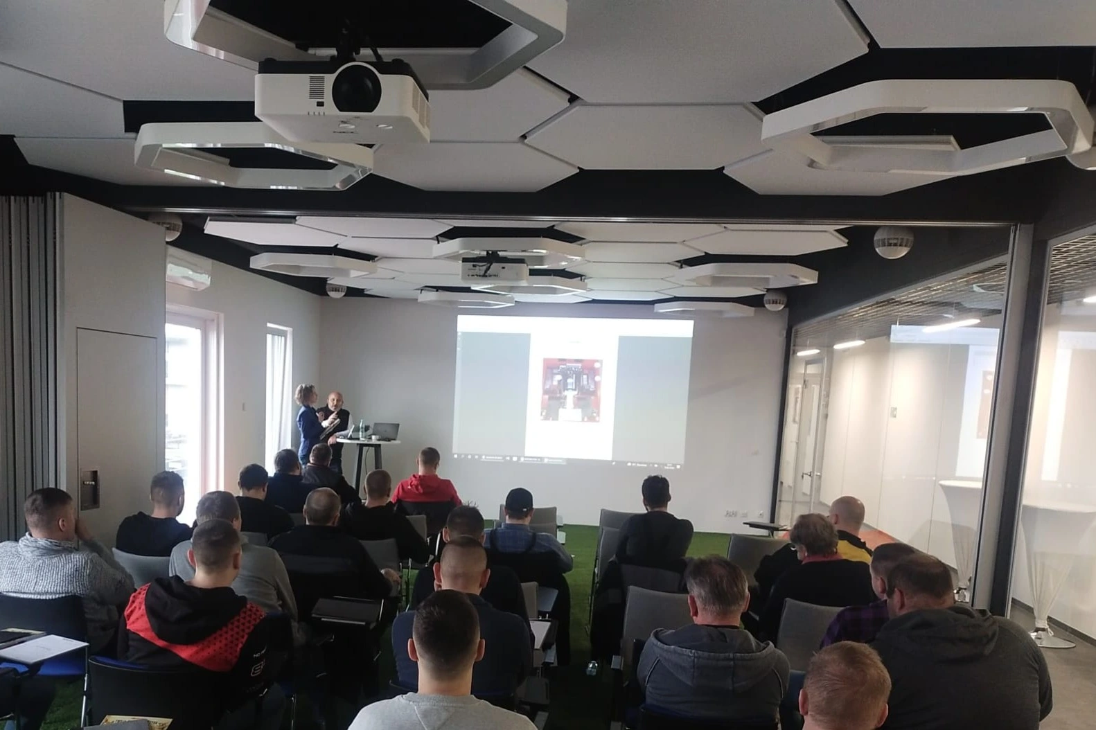 Prezentacja platform podnośnikowych z udziałem tłumacza technicznego