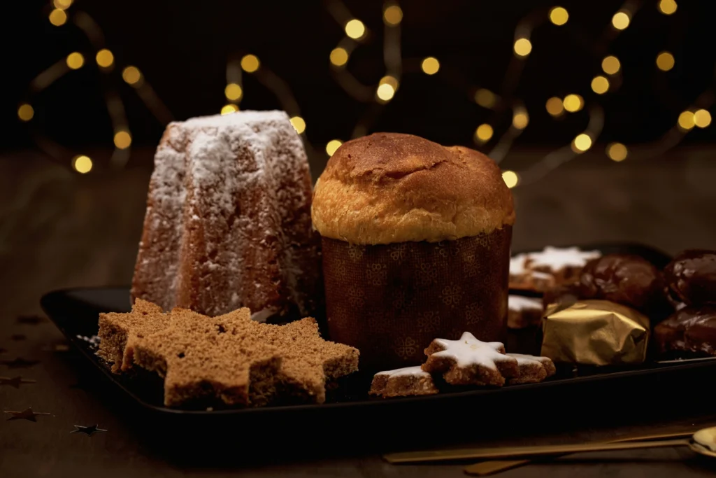 Tradycyjne włoskie babki panettone i pandoro w ujęciu produktowym