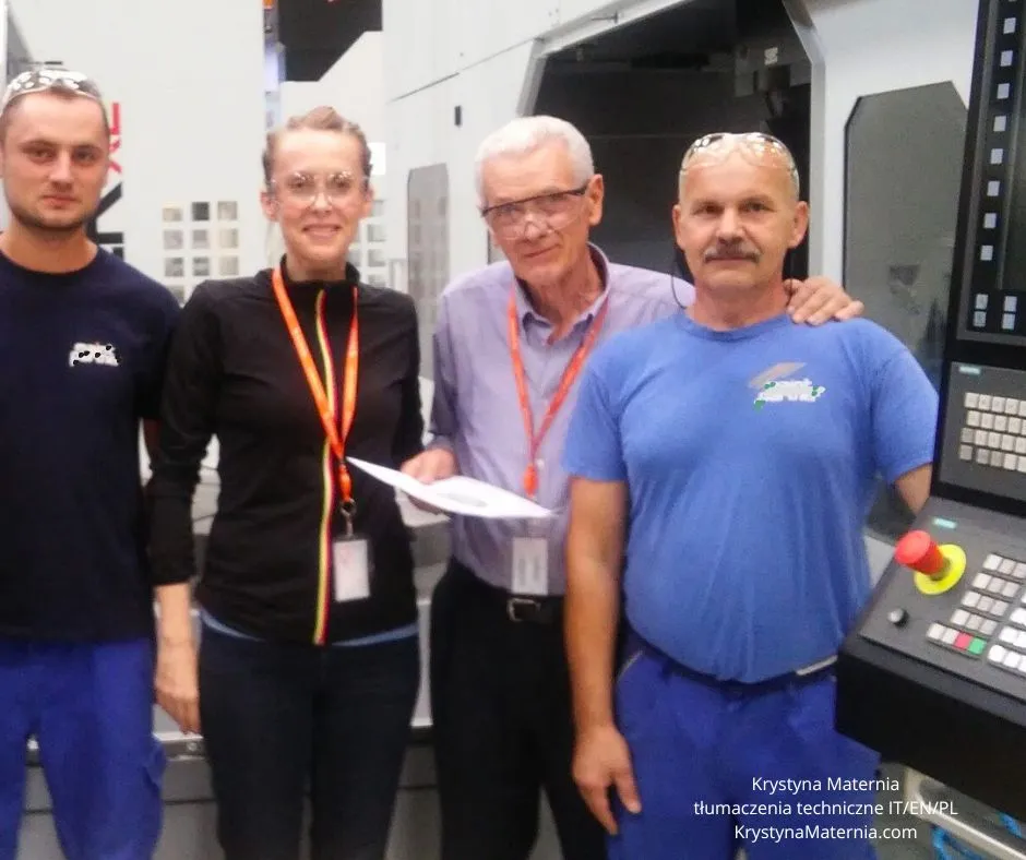 Formazione tecnica su macchina CNC durante installazione industriale in Polonia, con tecnico italiano e personale locale di manutenzione.