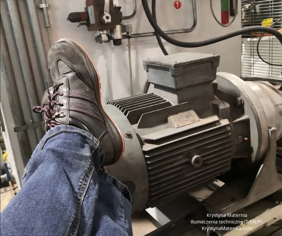 Ambiente di lavoro industriale in fonderia di alluminio durante installazione di macchinari, con condizioni operative reali sul campo.